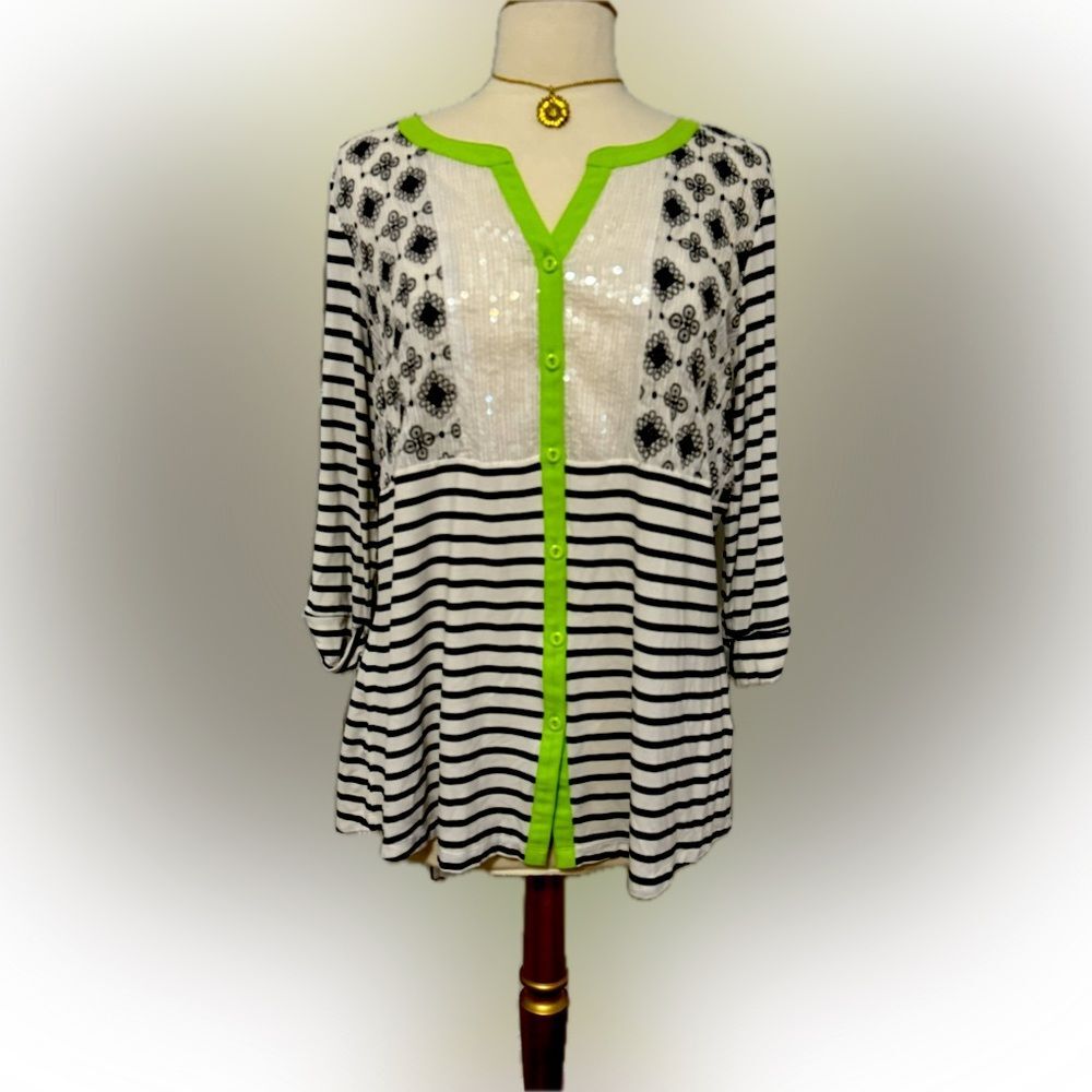 Nancy Bolen City Girl black & white intricately-designed top!